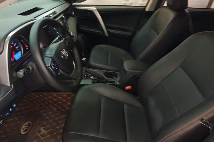 Used Toyota RAV4 2016 2.0L CVT Two-Wheel Drive Fashion Edition China V Standard Left Front Seat