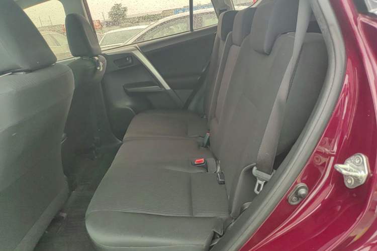 Used Toyota RAV4 2016 2.0L CVT Two-Wheel Drive Fashion Edition China V Standard Left Rear Seat