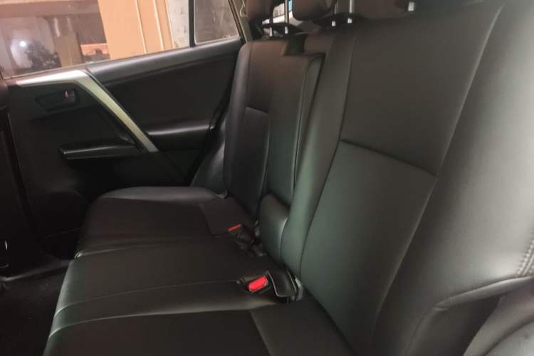 Used Toyota RAV4 2016 2.0L CVT Two-Wheel Drive Fashion Edition China V Standard Left Rear Seat