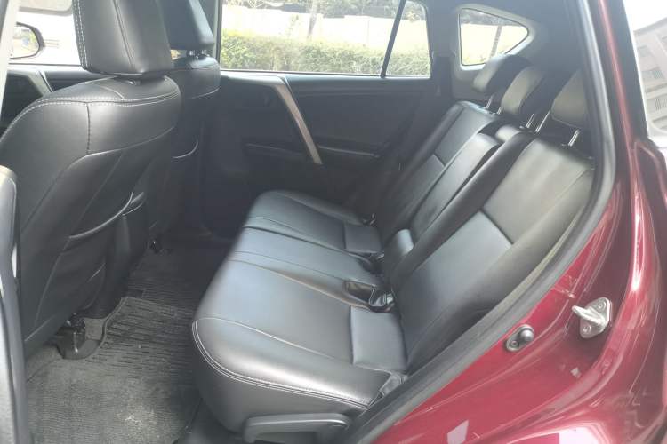 Used Toyota RAV4 2016 2.0L CVT Two-Wheel Drive Fashion Edition China V Standard Left Rear Seat