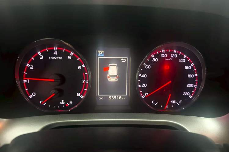 Used Toyota RAV4 2016 2.0L CVT 4x4 New Edition China V Standard Odometer Close Up