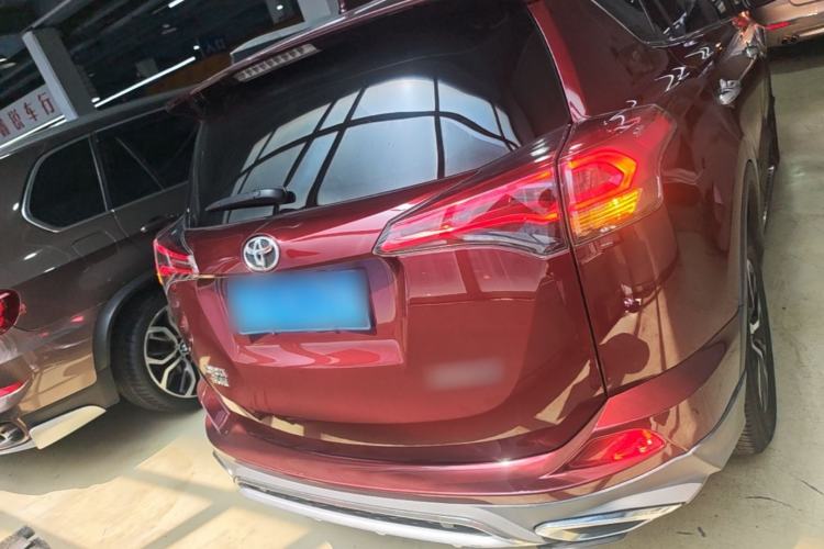 Used Toyota RAV4 2016 2.0L CVT Two-Wheel Drive Fashion Edition China V Standard Rear