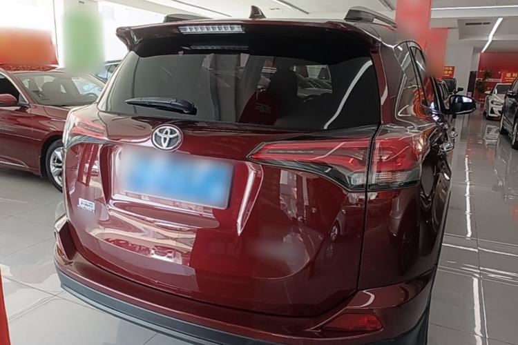 Used Toyota RAV4 2016 2.0L CVT Two-Wheel Drive Fashion Edition China V Standard Rear