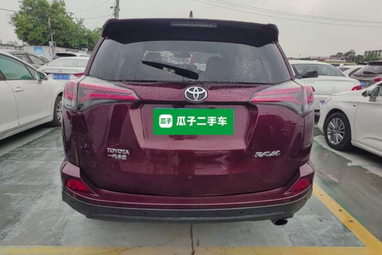 Used Toyota RAV4 2016 2.0L CVT Two-Wheel Drive Fashion Edition China V Standard Rear