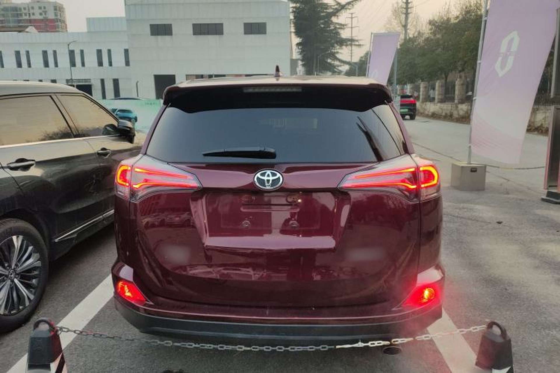 Used Toyota RAV4 2016 2.0L CVT Two-Wheel Drive Fashion Edition China V Standard Rear