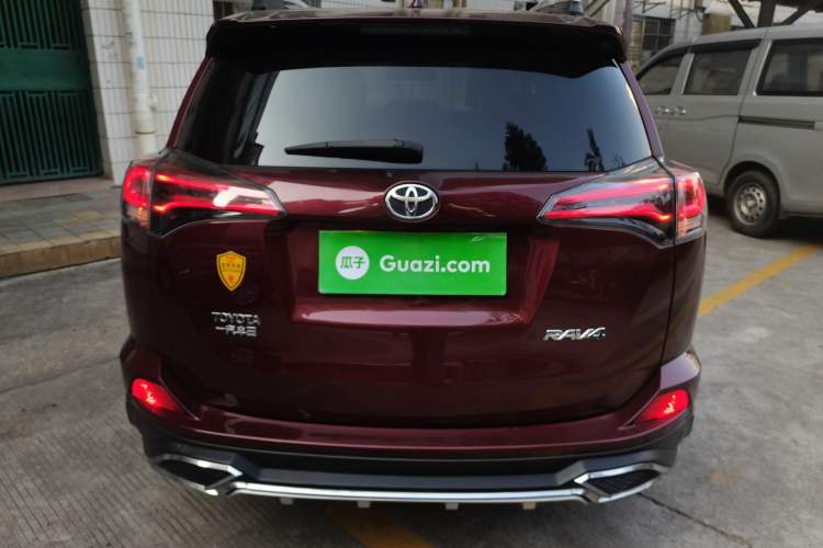Used Toyota RAV4 2016 2.0L CVT Two-Wheel Drive Fashion Edition China V Standard Rear