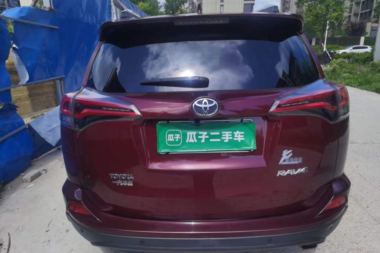 Used Toyota RAV4 2016 2.0L CVT Two-Wheel Drive Fashion Edition China V Standard Rear