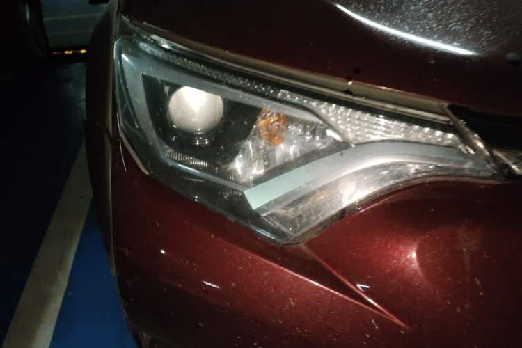 Used Toyota RAV4 2016 2.0L CVT Two-Wheel Drive Fashion Edition China V Standard Right Front Headlight