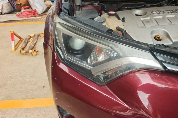 Used Toyota RAV4 2016 2.0L CVT Two-Wheel Drive Fashion Edition China V Standard Right Front Headlight