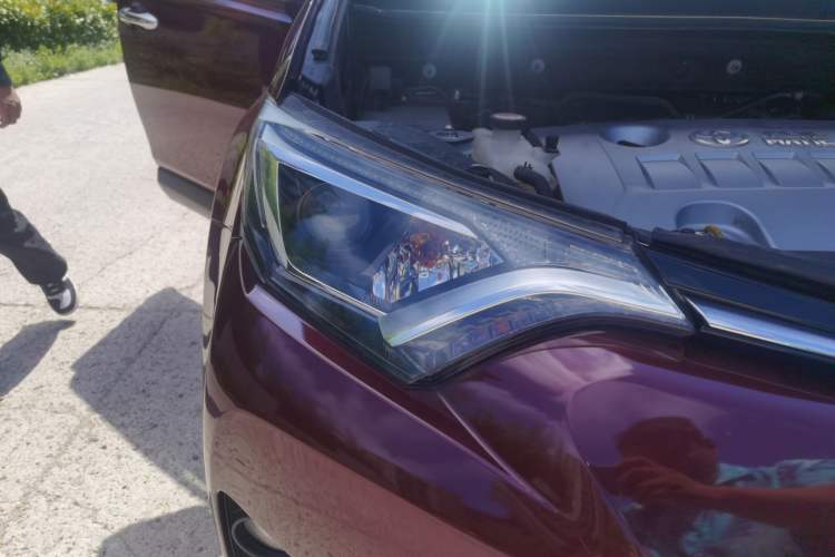 Used Toyota RAV4 2016 2.0L CVT Two-Wheel Drive Fashion Edition China V Standard Right Front Headlight