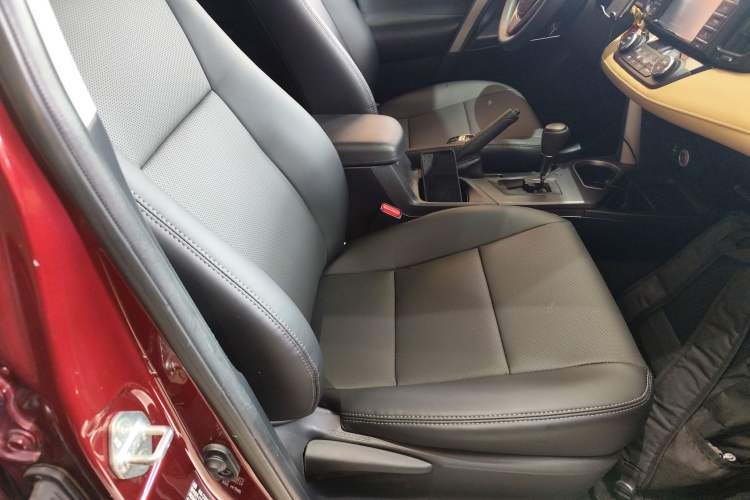Used Toyota RAV4 2016 2.0L CVT Two-Wheel Drive Fashion Edition China V Standard Right Front Seat