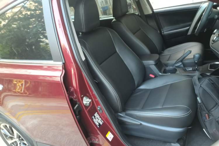 Used Toyota RAV4 2016 2.0L CVT Two-Wheel Drive Fashion Edition China V Standard Right Front Seat