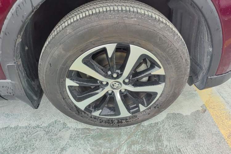 Used Toyota RAV4 2016 2.0L CVT Two-Wheel Drive Fashion Edition China V Standard Right Front Wheel Hub