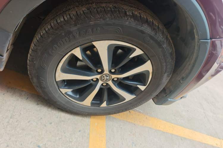 Used Toyota RAV4 2016 2.0L CVT Two-Wheel Drive Fashion Edition China V Standard Right Front Wheel Hub