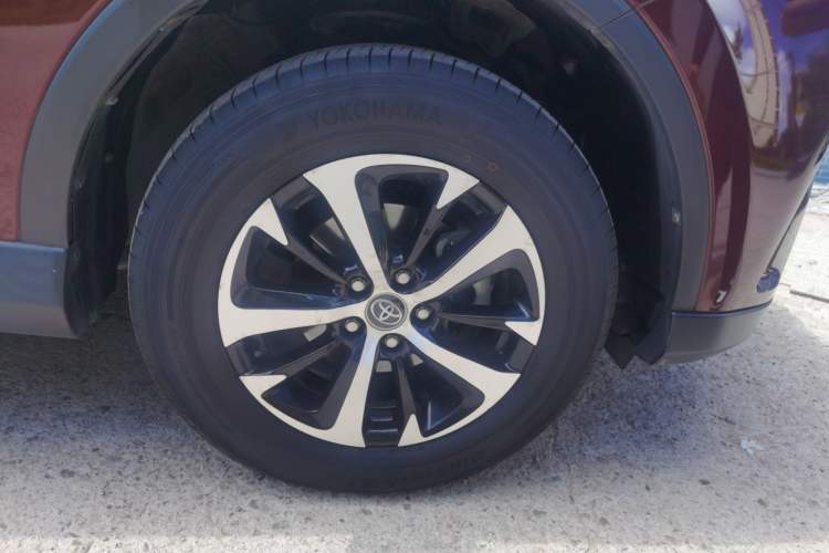 Used Toyota RAV4 2016 2.0L CVT Two-Wheel Drive Fashion Edition China V Standard Right Front Wheel Hub