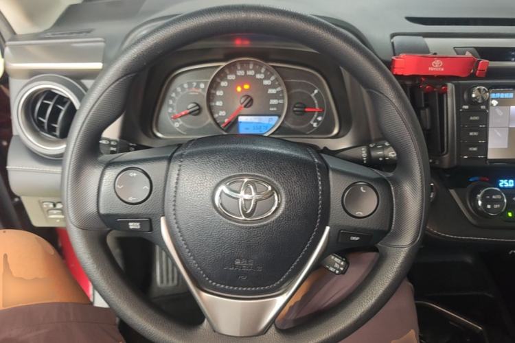 Used Toyota RAV4 2016 2.0L CVT Two-Wheel Drive Fashion Edition China V Standard Steering Wheel