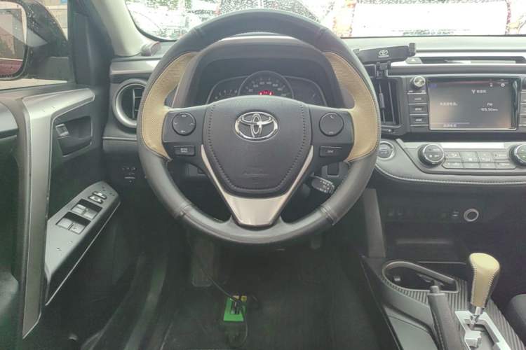 Used Toyota RAV4 2016 2.0L CVT Two-Wheel Drive Fashion Edition China V Standard Steering Wheel