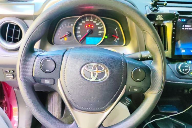Used Toyota RAV4 2016 2.0L CVT Two-Wheel Drive Fashion Edition China V Standard Steering Wheel
