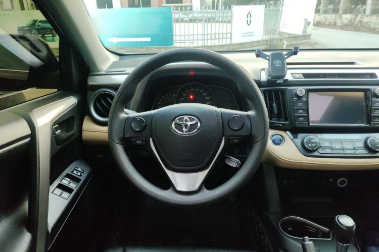 Used Toyota RAV4 2016 2.0L CVT Two-Wheel Drive Fashion Edition China V Standard Steering Wheel