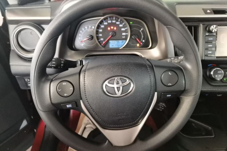 Used Toyota RAV4 2016 2.0L CVT Two-Wheel Drive Fashion Edition China V Standard Steering Wheel