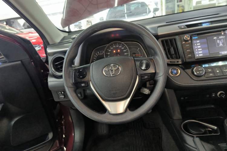 Used Toyota RAV4 2016 2.0L CVT Two-Wheel Drive Fashion Edition China V Standard Steering Wheel