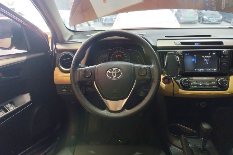 Used Toyota RAV4 2016 2.0L CVT Two-Wheel Drive Fashion Edition China V Standard Steering Wheel