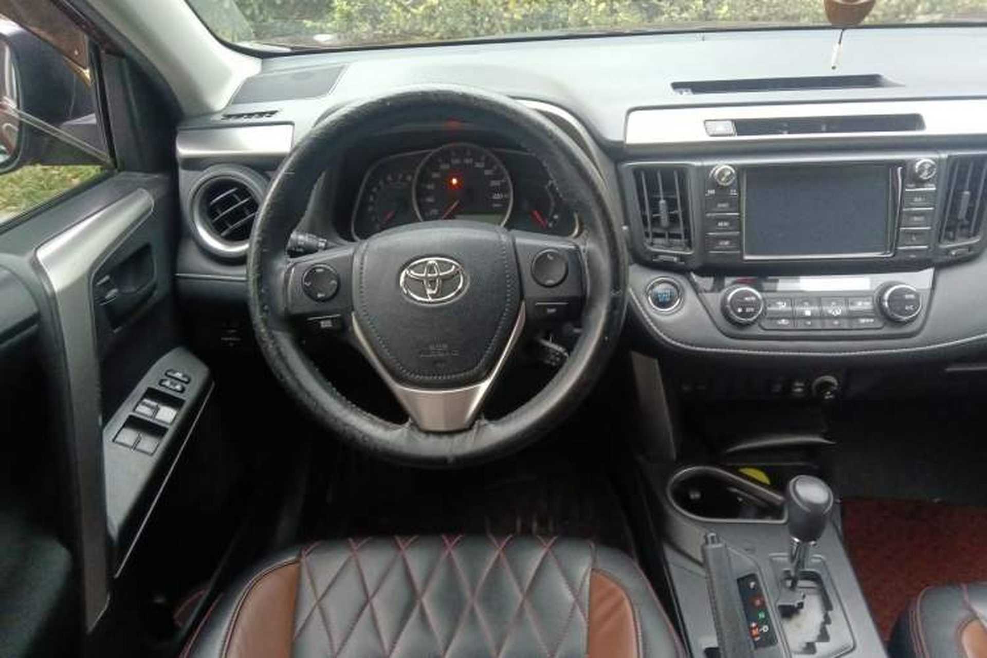 Used Toyota RAV4 2016 2.0L CVT Two-Wheel Drive Fashion Edition China V Standard Steering Wheel