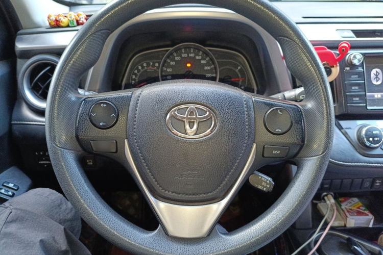 Used Toyota RAV4 2016 2.0L CVT Two-Wheel Drive Fashion Edition China V Standard Steering Wheel