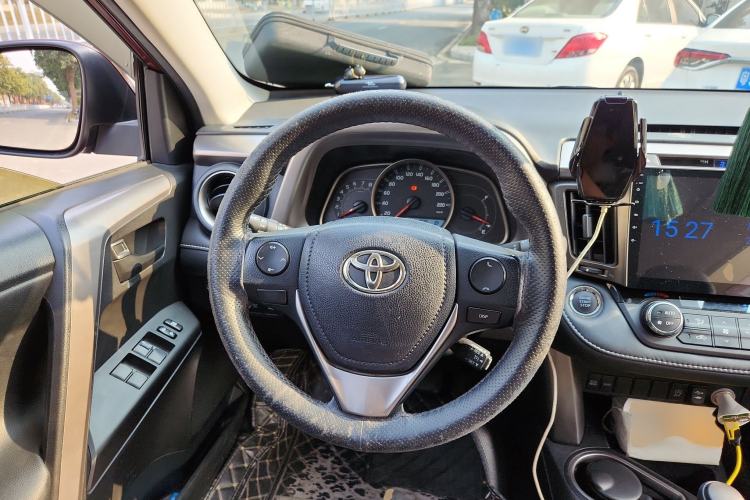 Used Toyota RAV4 2016 2.0L CVT Two-Wheel Drive Fashion Edition China V Standard Steering Wheel