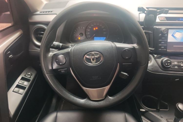 Used Toyota RAV4 2016 2.0L CVT Two-Wheel Drive Fashion Edition China V Standard Steering Wheel
