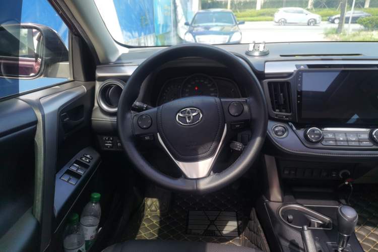 Used Toyota RAV4 2016 2.0L CVT Two-Wheel Drive Fashion Edition China V Standard Steering Wheel