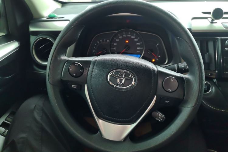 Used Toyota RAV4 2016 2.0L CVT Two-Wheel Drive Fashion Edition China V Standard Steering Wheel