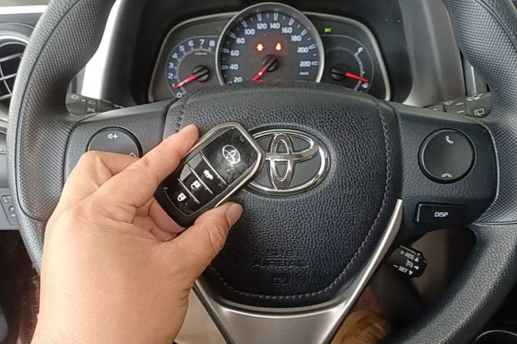 Used Toyota RAV4 2016 2.0L CVT Two-Wheel Drive Fashion Edition China V Standard Vehicle Key