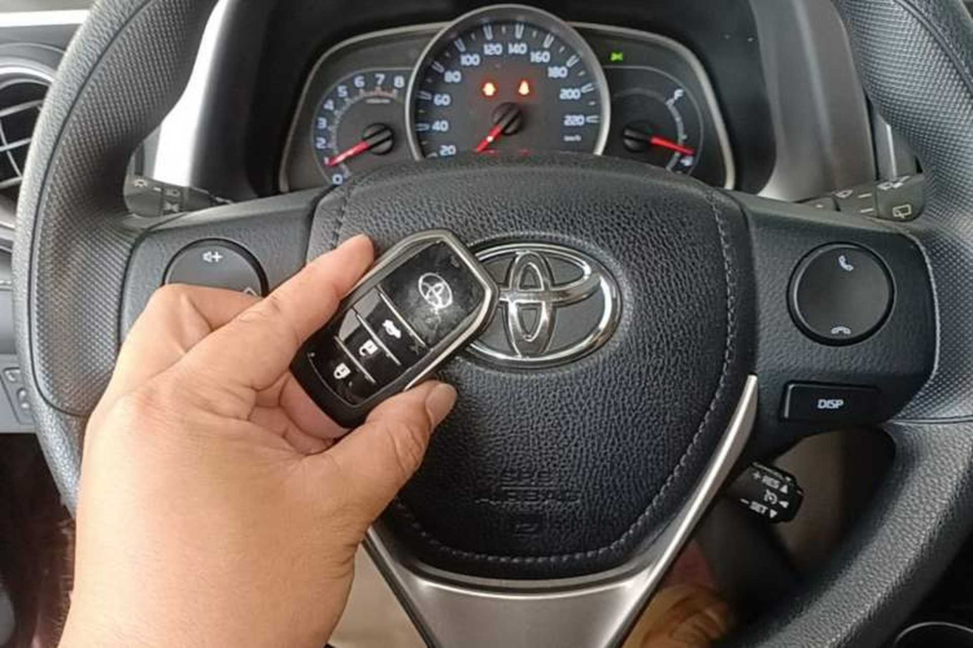 Used Toyota RAV4 2016 2.0L CVT Two-Wheel Drive Fashion Edition China V Standard Vehicle Key