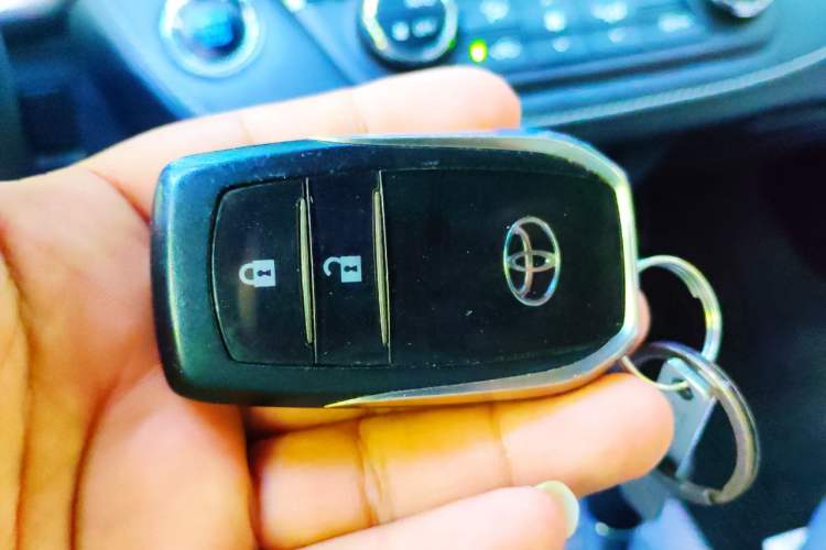 Used Toyota RAV4 2016 2.0L CVT Two-Wheel Drive Fashion Edition China V Standard Vehicle Key