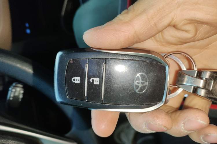 Used Toyota RAV4 2016 2.0L CVT Two-Wheel Drive Fashion Edition China V Standard Vehicle Key