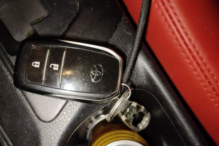 Used Toyota RAV4 2016 2.0L CVT Two-Wheel Drive Fashion Edition China V Standard Vehicle Key