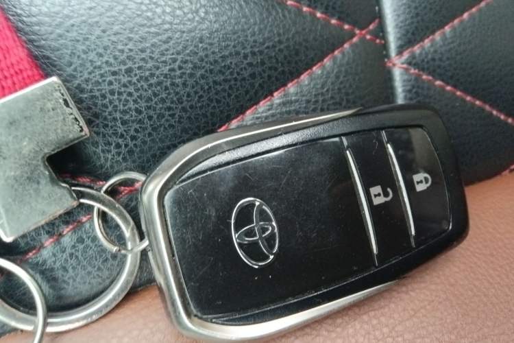 Used Toyota RAV4 2016 2.0L CVT Two-Wheel Drive Fashion Edition China V Standard Vehicle Key