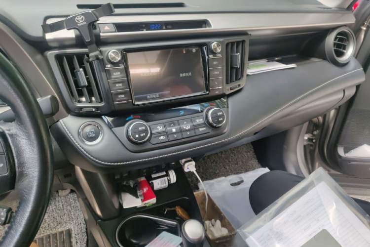 Used Toyota RAV4 2016 2.0L CVT Two-Wheel Drive Smart Edition China V Standard Audio And AC Panel