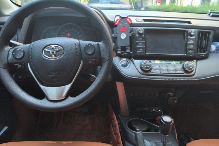 Used Toyota RAV4 2016 2.0L CVT Two-Wheel Drive Fashion Edition China V Standard Center Console