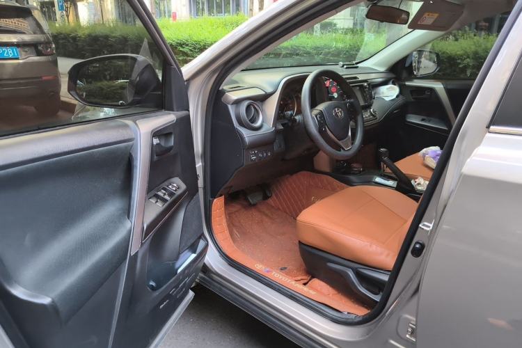 Used Toyota RAV4 2016 2.0L CVT Two-Wheel Drive Fashion Edition China V Standard Driver Seat
