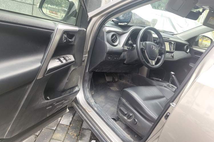 Used Toyota RAV4 2016 2.0L CVT Two-Wheel Drive Smart Edition China V Standard Driver Seat