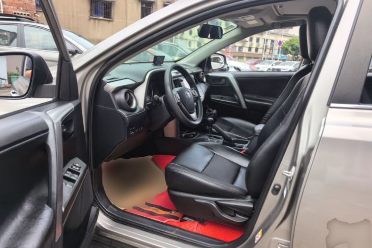 Used Toyota RAV4 2016 2.0L CVT Two-Wheel Drive Fashion Edition China V Standard Driver Seat