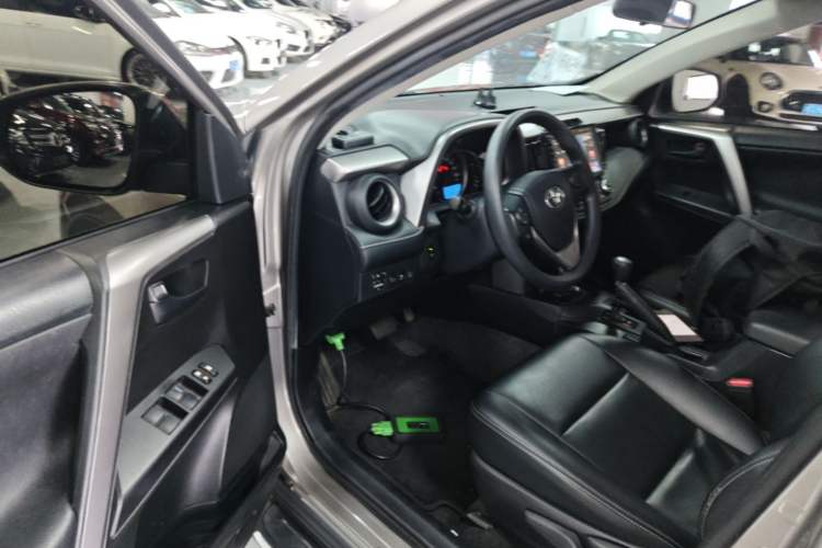 Used Toyota RAV4 2016 2.0L CVT Two-Wheel Drive Fashion Edition China V Standard Driver Seat