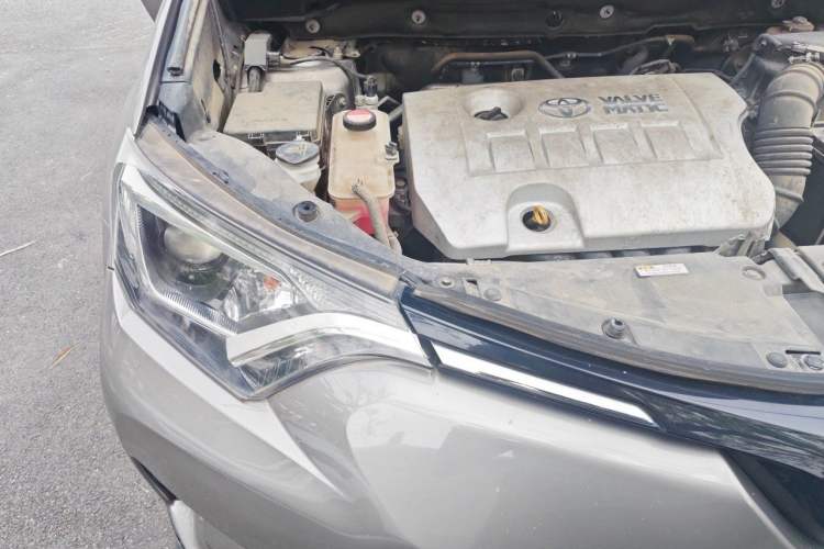 Used Toyota RAV4 2016 2.0L CVT Two-Wheel Drive Fashion Edition China V Standard Engine Bay Right