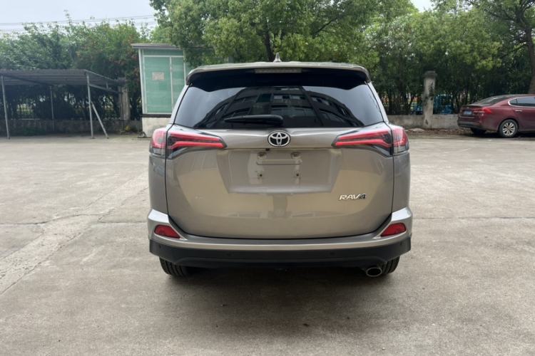 Used Toyota RAV4 2016 2.0L CVT Two-Wheel Drive Fashion Edition China V Standard Exterior 3