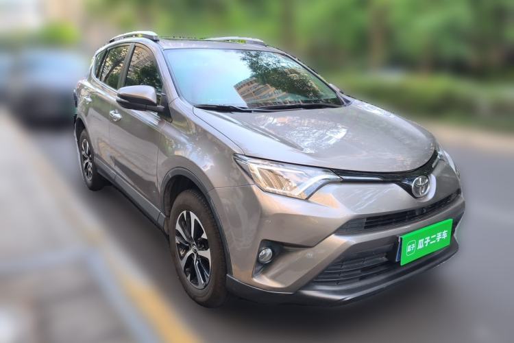 Used Toyota RAV4 2016 2.0L CVT Two-Wheel Drive Fashion Edition China V Standard Front Right 45 Deg