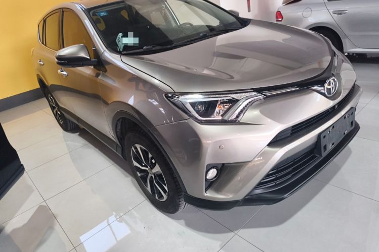 Used Toyota RAV4 2016 2.0L CVT Two-Wheel Drive Fashion Edition China V Standard Front Right 45 Deg