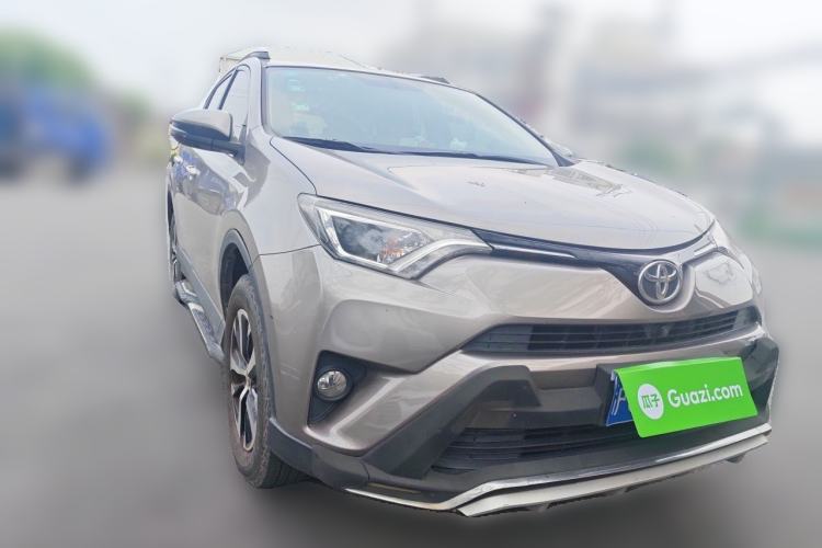 Used Toyota RAV4 2016 2.0L CVT Two-Wheel Drive Fashion Edition China V Standard Front Right 45 Deg