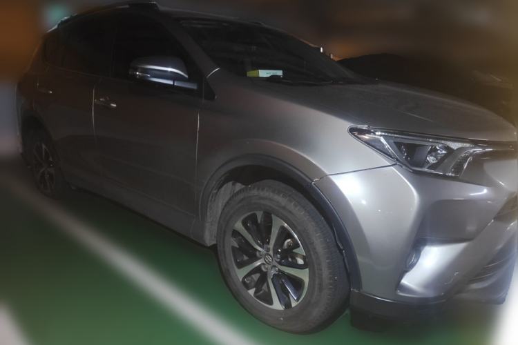 Used Toyota RAV4 2016 2.0L CVT Two-Wheel Drive Fashion Edition China V Standard Front Right 45 Deg